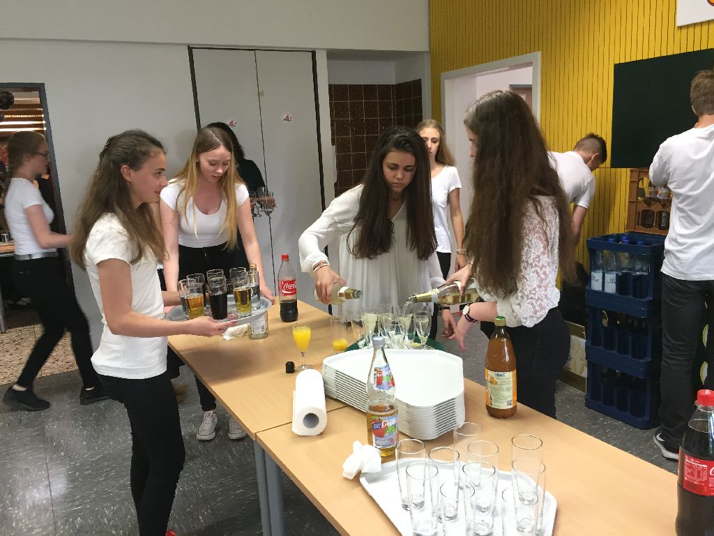 Schüler der 9. Klassen am Buffet
